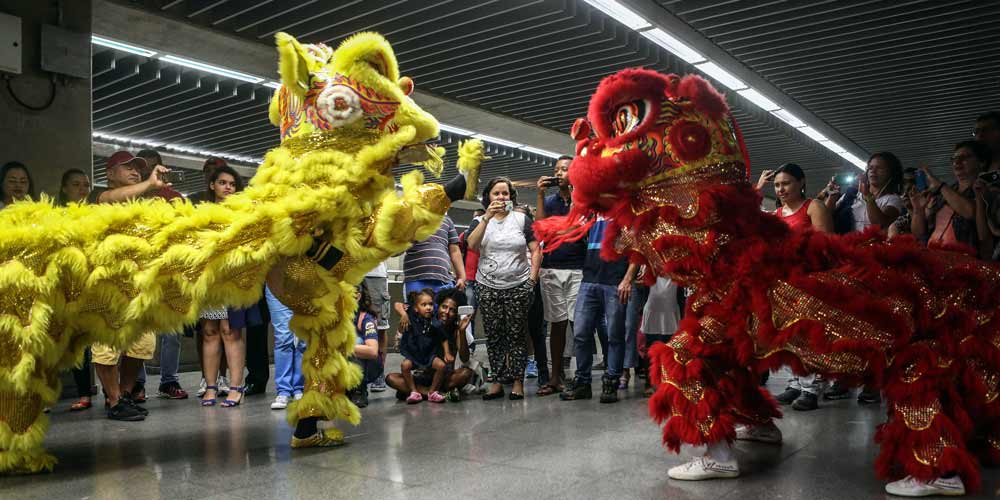 Dança do dragão e do leão celebra a chegada do Ano do Galo em São Paulo