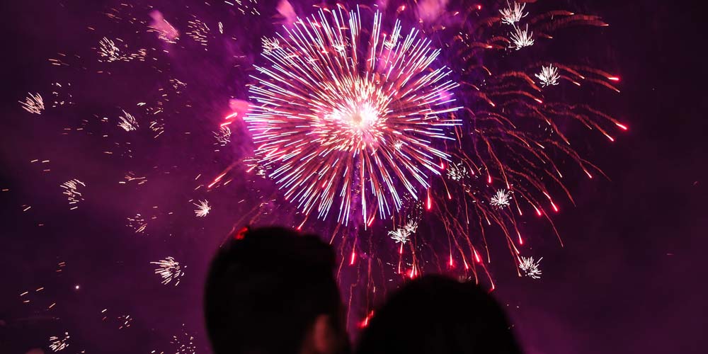 Fogos de artifício iluminam o céu de Nova York durante a celebração da chegada do Ano do Galo
