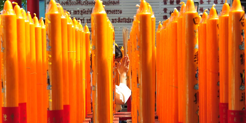 Adoradores rezam pela boa sorte por volta do Ano Novo Lunar em Bangkok