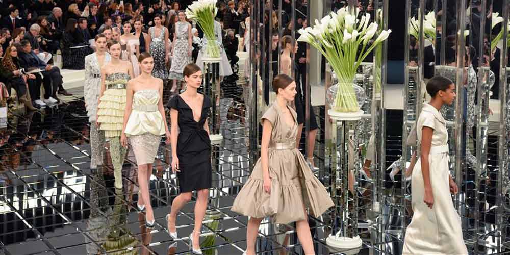 Desfile da coleção de moda outono/inverno 2017 da Chanel é realizado em Paris