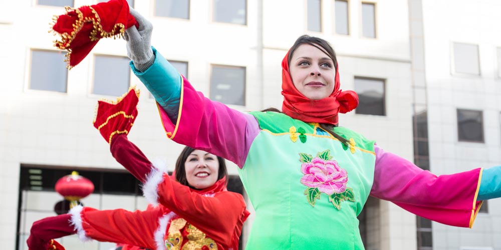 Russos e chineses apresentam dança Yangge para celebra o Ano Novo Lunar chinês em Moscou