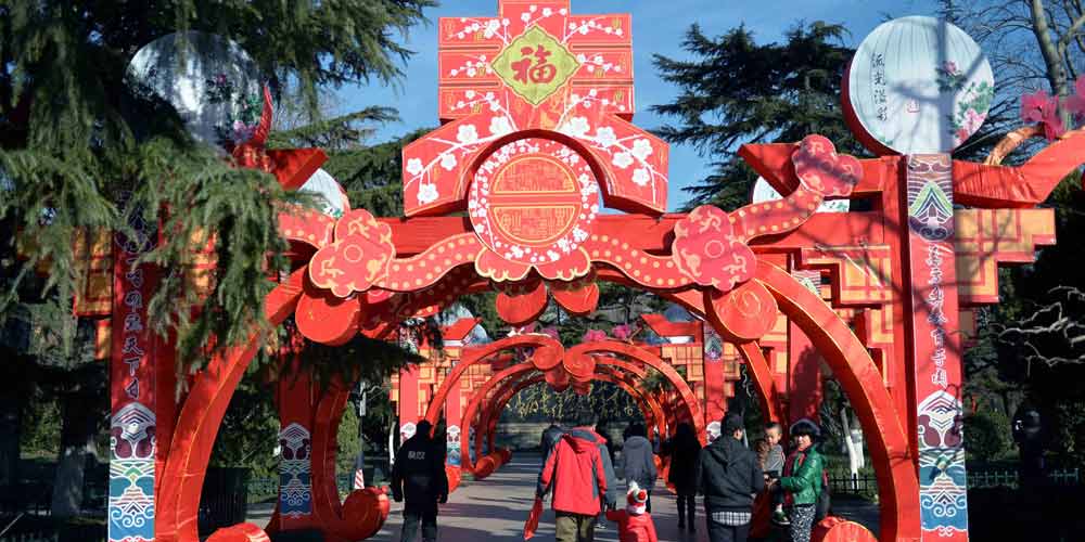 Parque da Fonte de Baotu em Jinan é decorado para receber Festa da Primavera