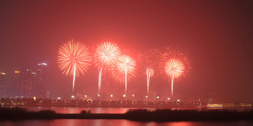 Fogos de artifício iluminam o céu em Hunan no centro da China