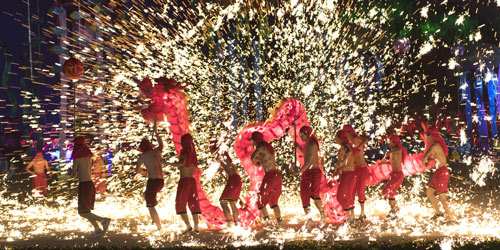 Dança do dragão em meio a fagulhas de ferro derretido celebra o Ano Novo Lunar chinês em Wuhan