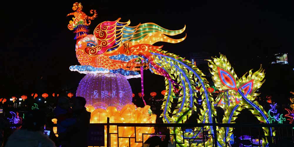 Turistas visitam Festival de Lanternas da Fonte de Baotu para celebrar o Ano Novo chinês