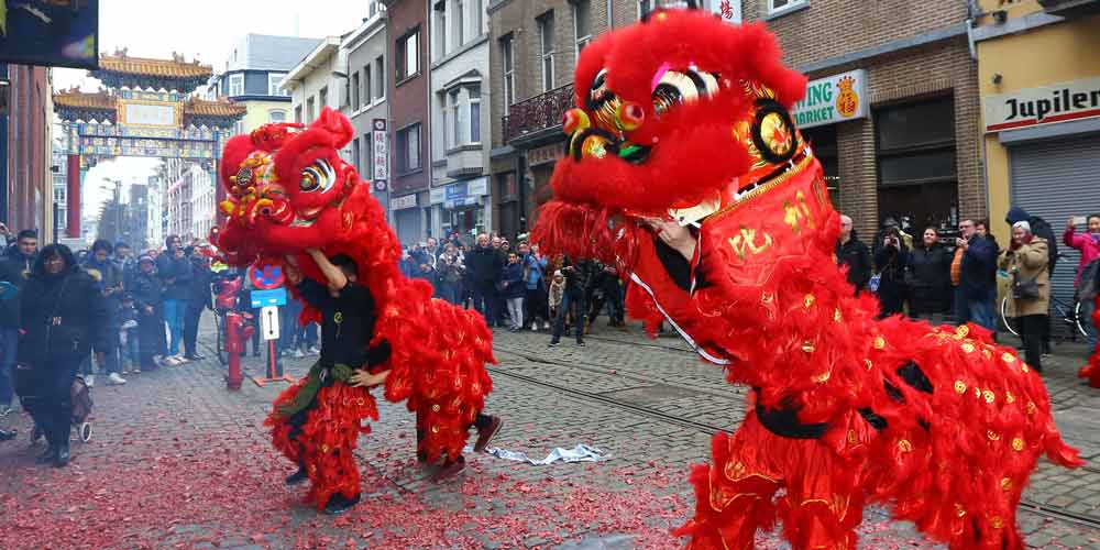 Dança do leão é realizada na Bélgica para celebrar o Ano-Novo Lunar chinês