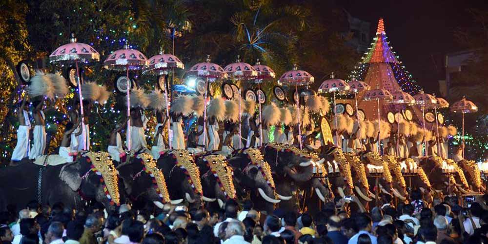 Festival de Pooram é realizado na Índia