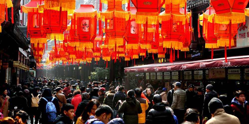 Decorações em Shanghai atraem turistas com a chegada do Festival das Lanternas