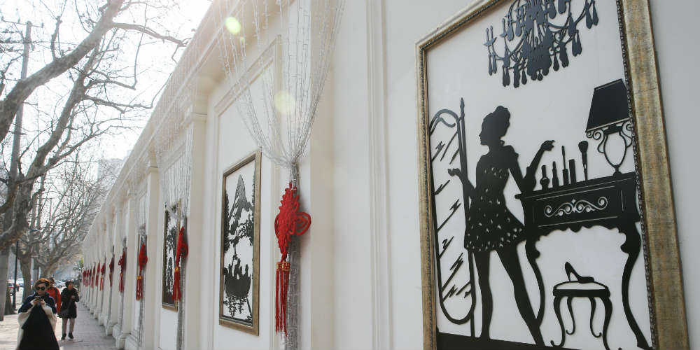 Obras de arte feitas de ferro são exibidas em local de construção em Shanghai