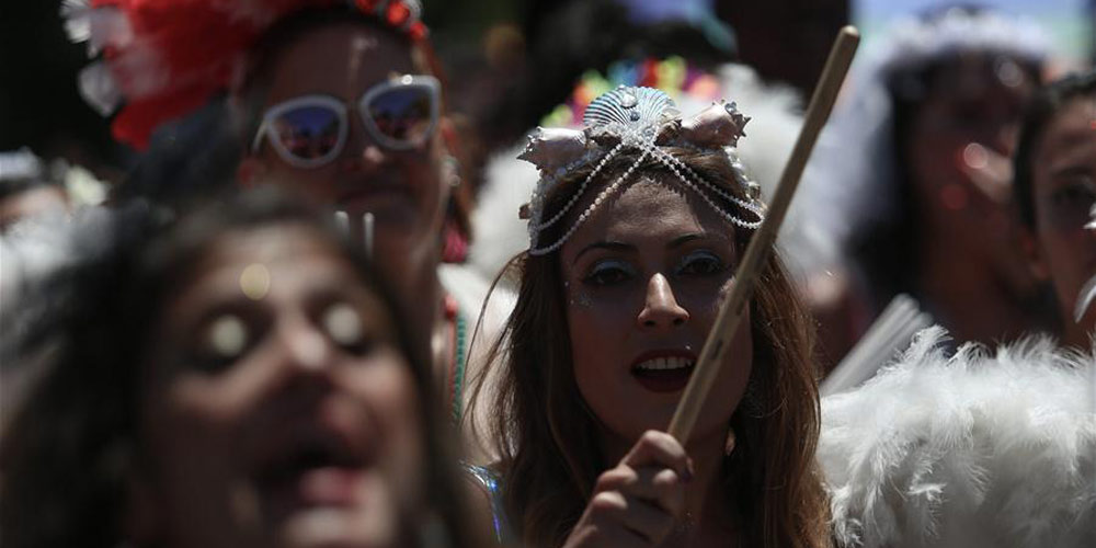 Foliões participam de bloco de Carnaval em São Paulo