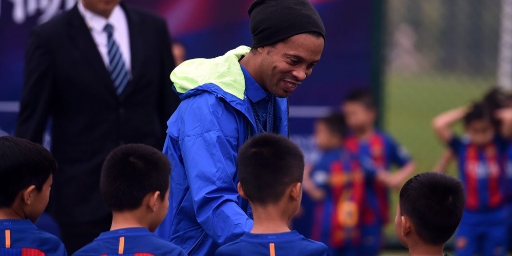 Ronaldinho participa de treino com jovens jogadores em Hainan