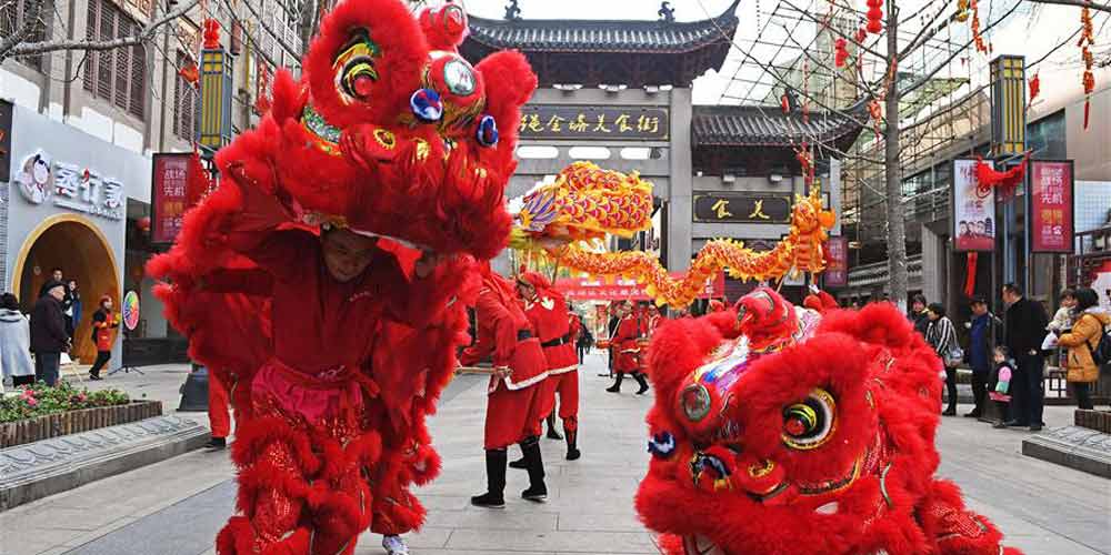 Festival "Er Yue Er" é celebrado com dança do dragão em Nanchang, no leste da China