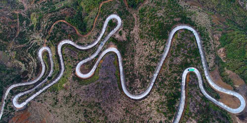 Panorama de estrada sinuosa na província de Fujian no sudeste da China