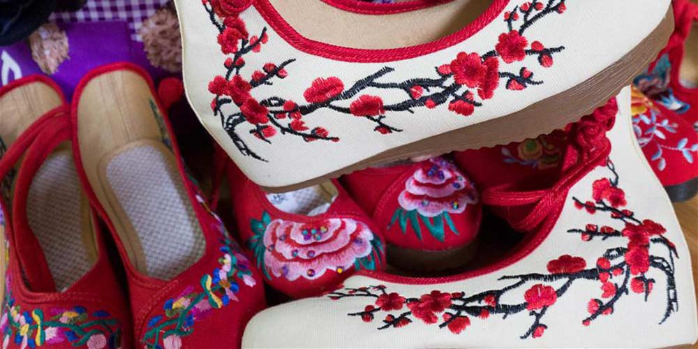 Tradicional técnica de confecção de sapatos de pano em Jingning, no leste da China