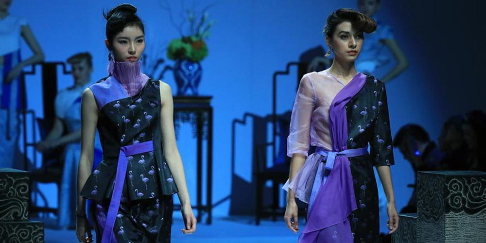 Estilistas apresentam suas coleções durante a Semana de Moda em Beijing