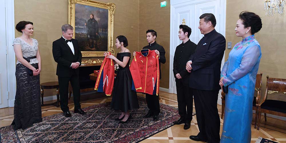 Presidentes chinês e finlandês reúnem-se com atletas de esportes do inverno