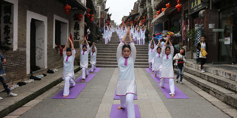 Pessoas praticam yoga ao ar livre em Guizhou