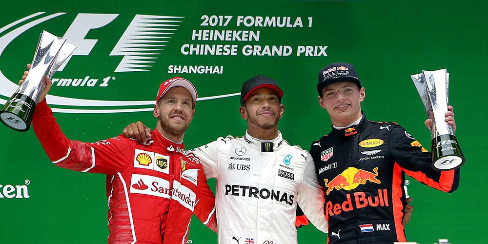 Lewis Hamilton da Mercedes vence a etapa de Shanghai do GP de Fórmula 1
