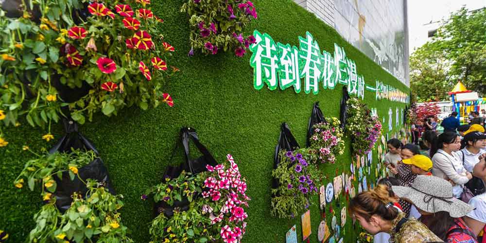 Mercado de flores em escola primária no leste da China