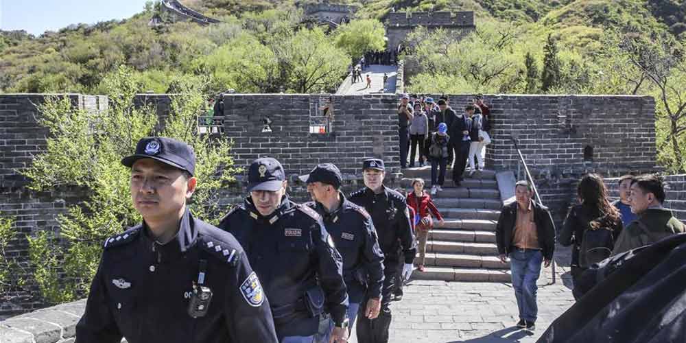 Agentes policiais chineses e italianos fazem patrulha conjunta na Grande Muralha da China
