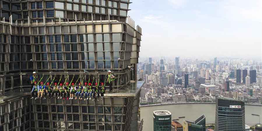 Arranha-ceús de Shanghai atraem turistas no feriado do Dia do Trabalho