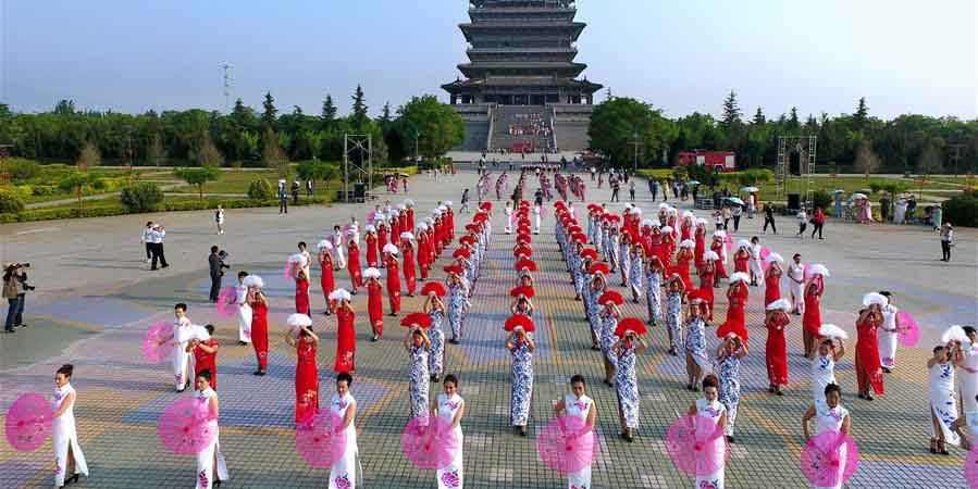 Mulheres apresentam Qipao em Shanxi, no norte da China