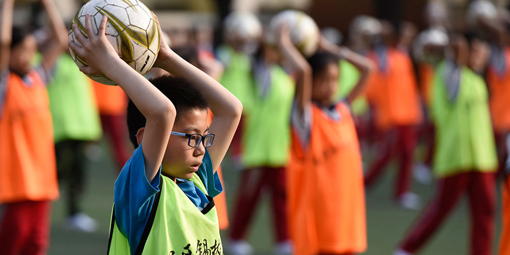 Estudantes fazem exercícios de futebol em Hohhot no norte da China