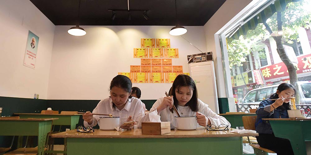 Restaurante temático em Chengdu evoca memórias da época escolar