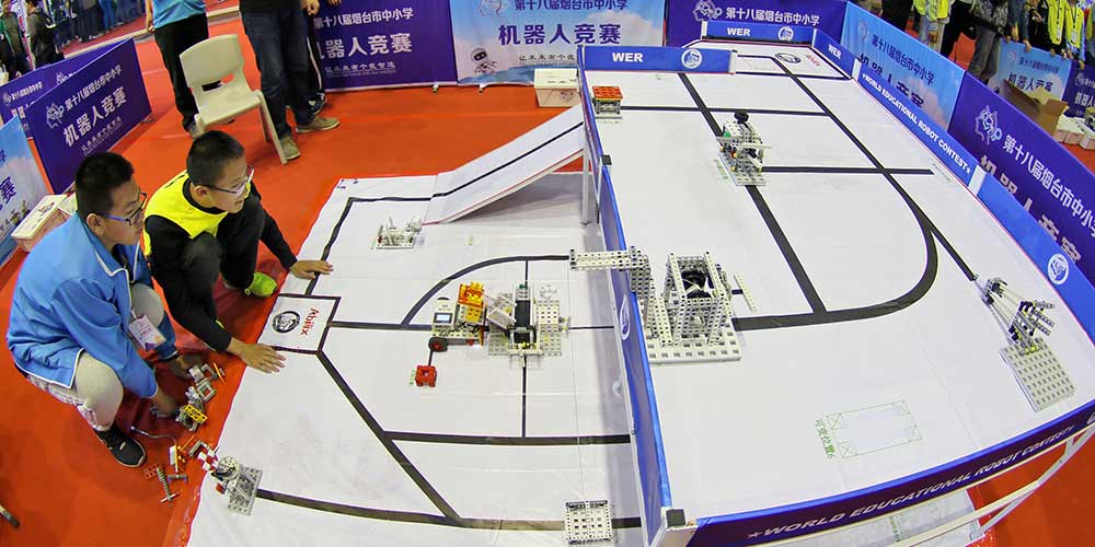 Competição de robôs atrai estudantes no norte da China