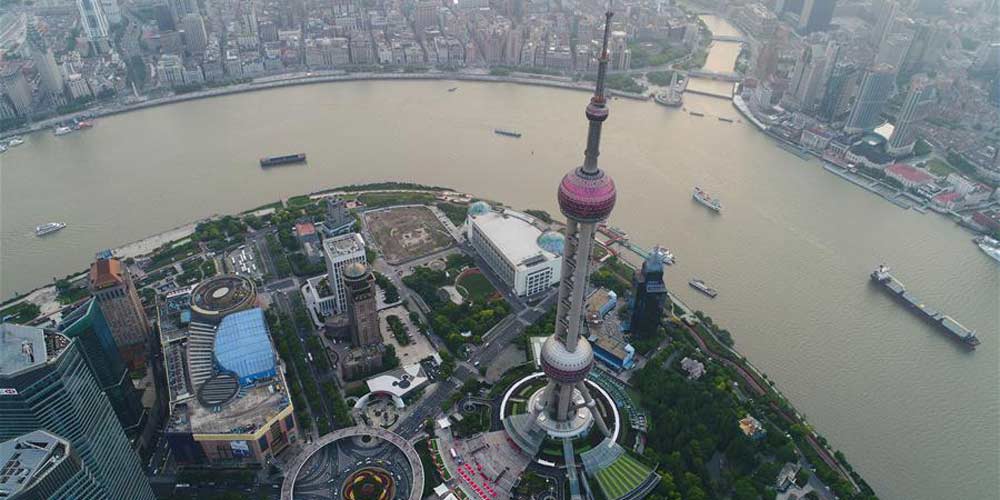 Zona Financeira e Comercial de Lujiazui em Shanghai no leste da China
