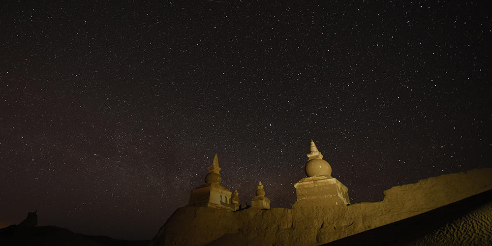Khara-Khoto sob céu estrelado na Mongólia Interior no norte da China