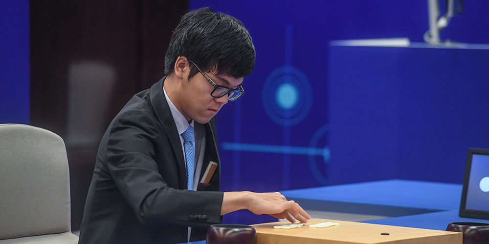 Campeão mundial chinês do jogo Go, Ke Jie, compete com AlphaGo