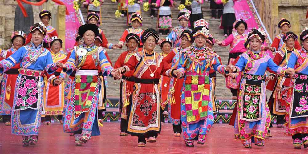 Mulheres do grupo étnico Qiang celebram Festival Waerezu em Sichuan