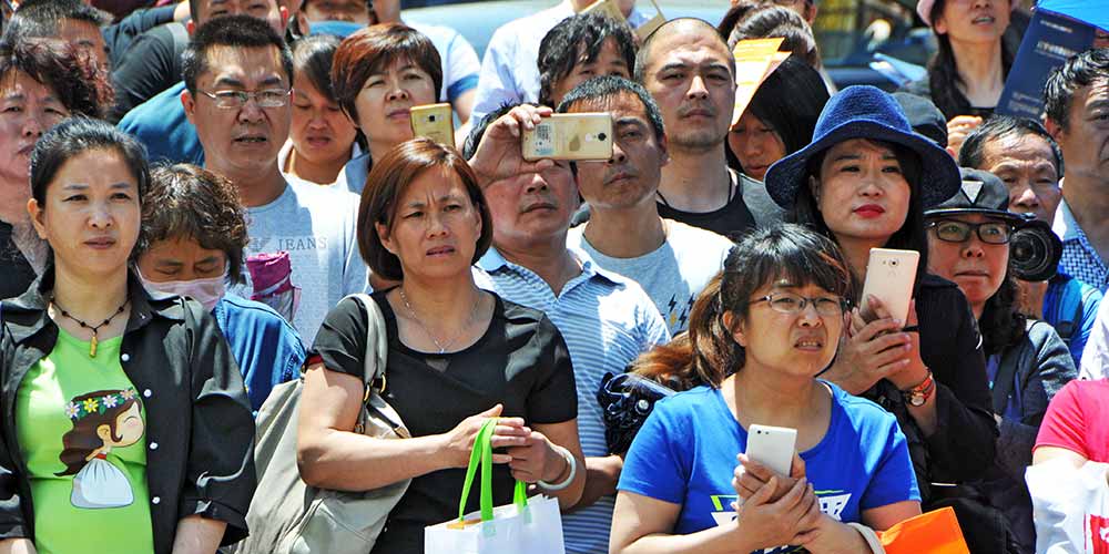 Pais esperam por seus filhos durante exame Gaokao