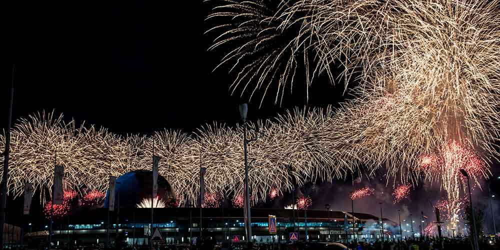Fogos de artifício explodem durante a cerimônia de abertura da Expo 2017 em Astana