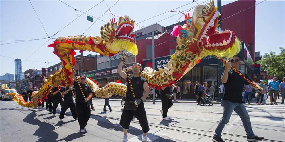 Toronto comemora aniversário do Canadá com desfile do barco-dragão