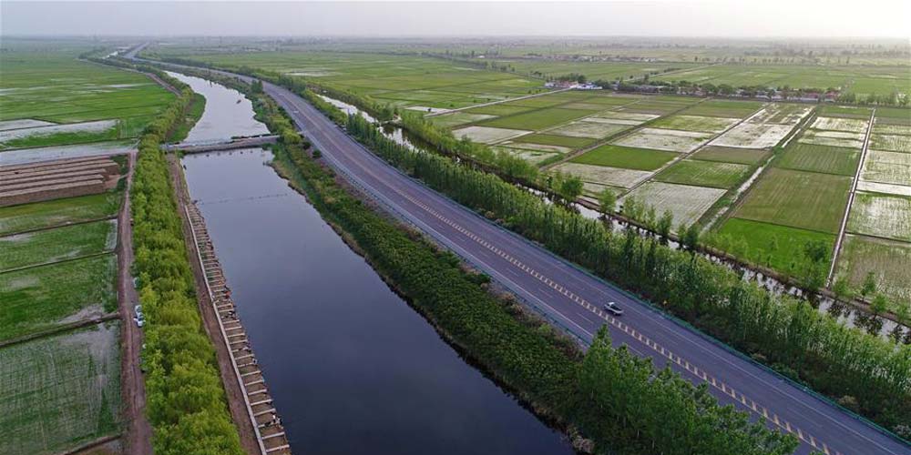 Dez cidades de Ningxia localizadas ao longo de Rio Amarelo são ligadas por estrada