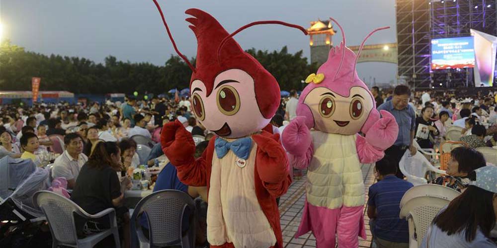Banquete de lagostins em Zhejiang atrai mais de 30.000 pessoas