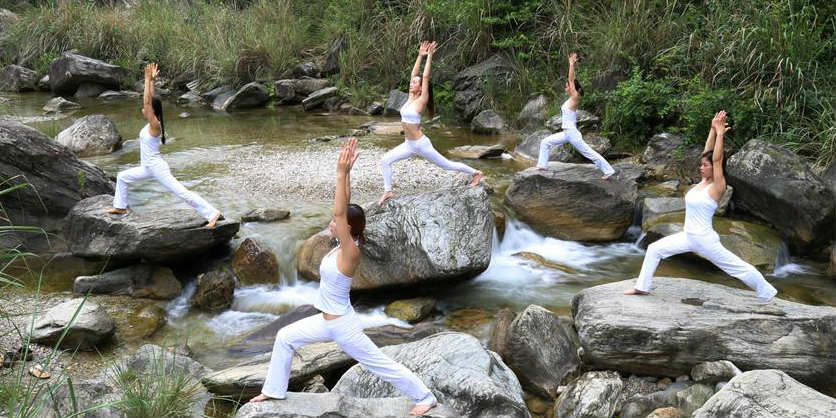 Entusiastas praticam ioga em toda a China