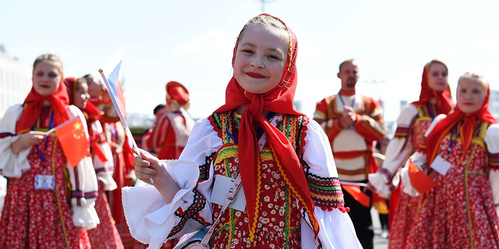 Desfile realizado durante Feirão Cultural China-Rússia em Heihe