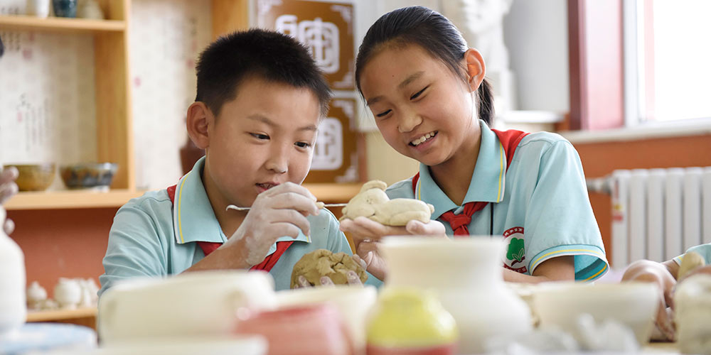 Estudantes aprendem a fazer porcelana em Hohhot no norte da China