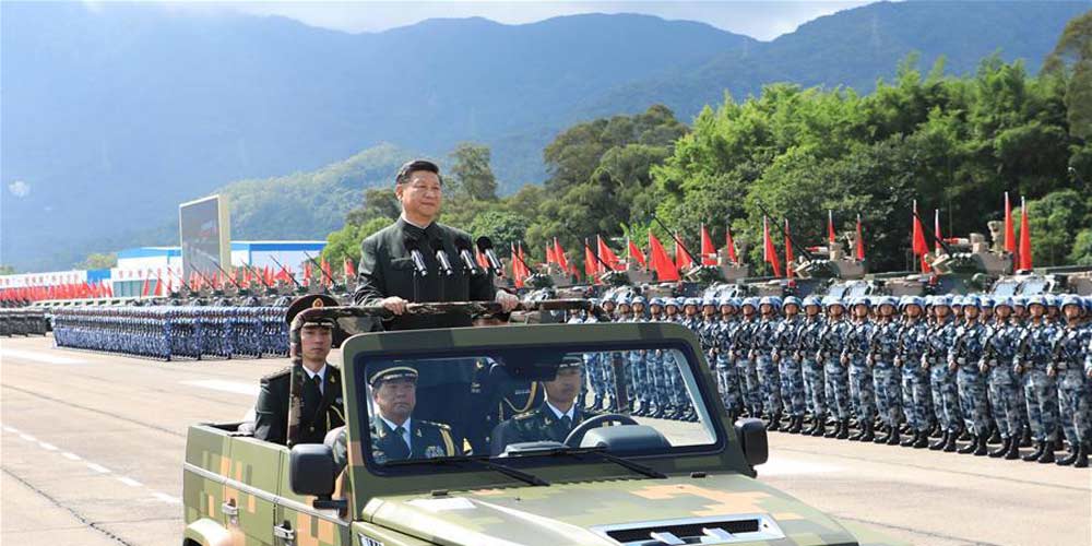 Xi Jinping inspeciona guarnição do ELP em Hong Kong