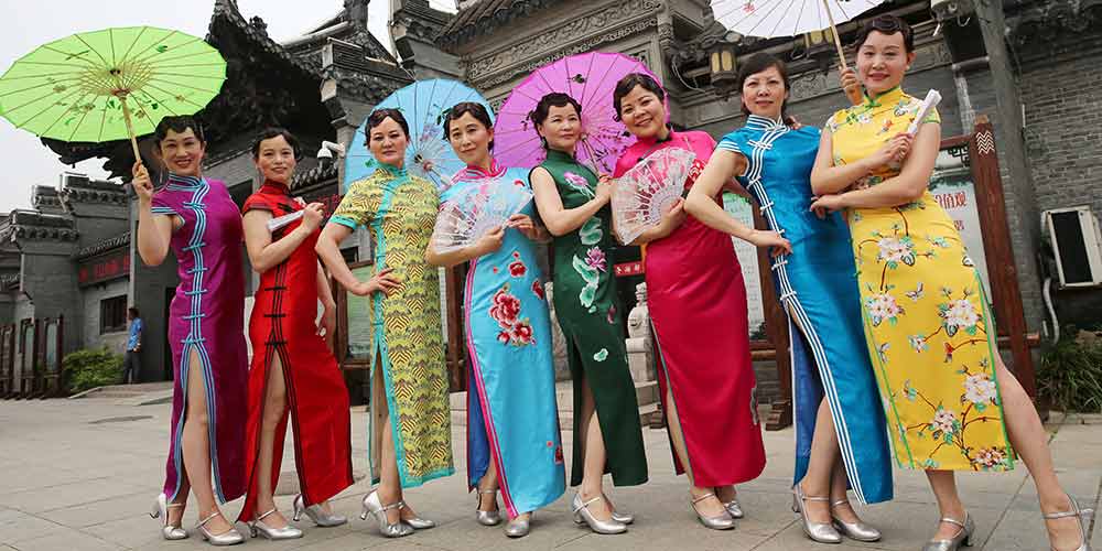 Pessoas apresentam vestidos qipao em festival cultural no leste da China