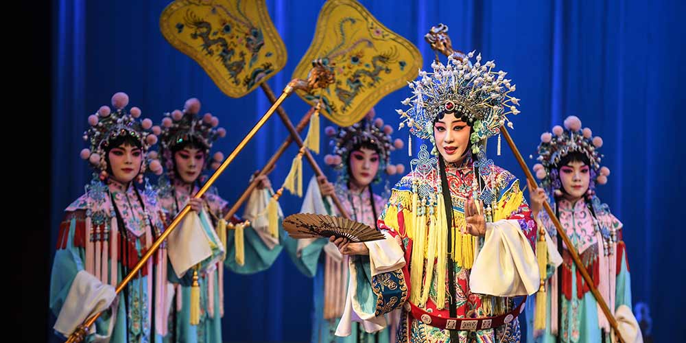 Convidados do Fórum Davos de Verão experienciam Ópera de Pequim
