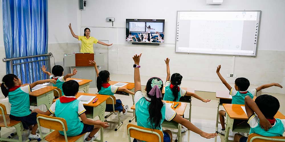 Sistema on-line de educação à distância é utilizado nas aulas da Escola Yongxing no sul da China