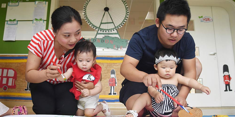 Pais e filhos participam de atividade em Chengdu no sudoeste da China