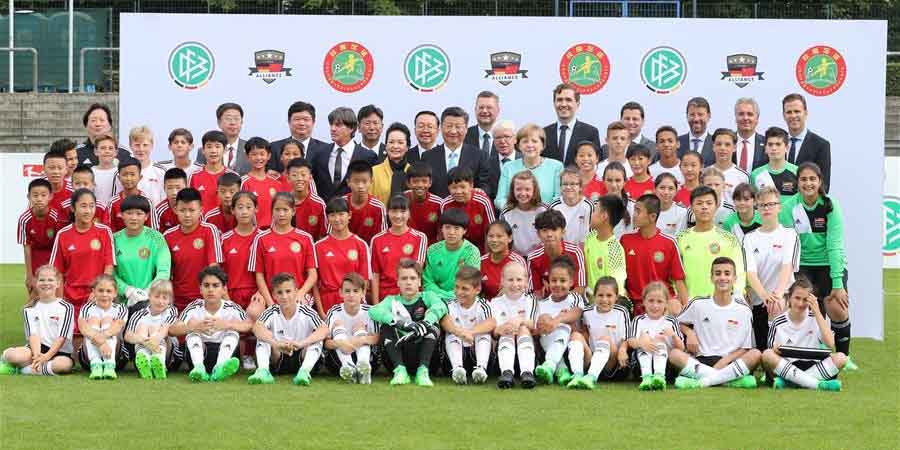 Xi e Merkel assistem a jogo de futebol de amizade entre jovens chineses e alemães