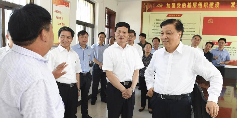 Alto líder do PCC enfatiza liderança do Partido no alívio de pobreza