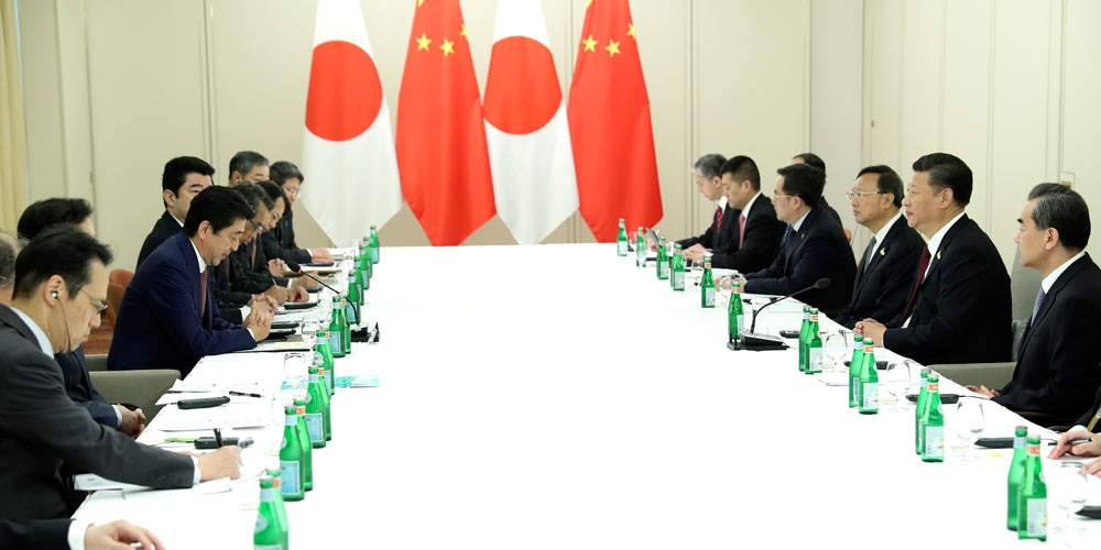 Xi reúne-se com Abe e pede ao Japão que remova distrações de laços com ações