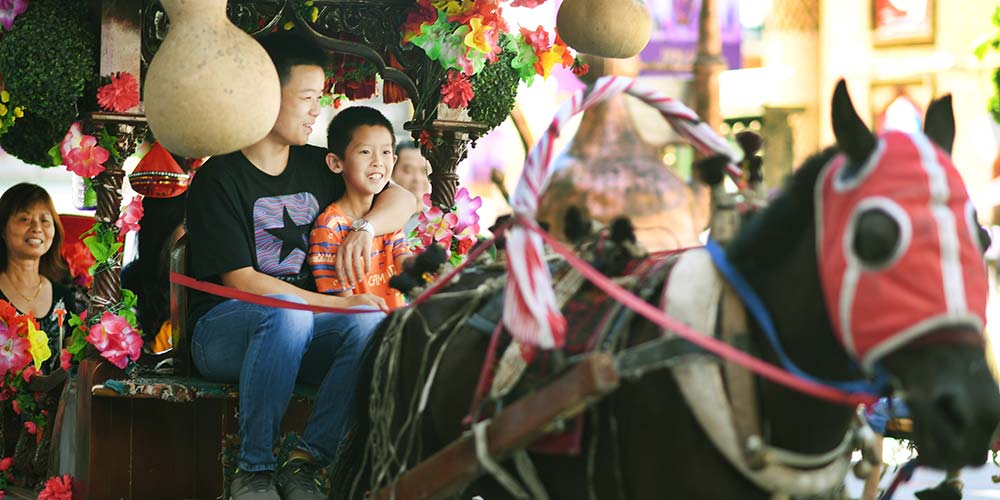 Turistas visitam Bazar Internacional em Urumqi no noroeste da China